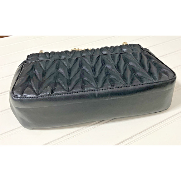 Victoria’s Secret Chevron Quilted Shoulder Bag  Black w Gold Toned Chain Logo - Picture 5 of 8